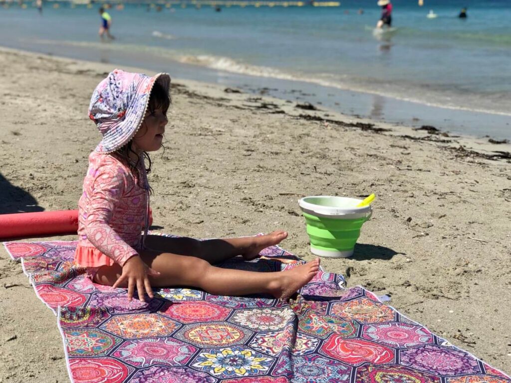 kid sitting on coogee beach