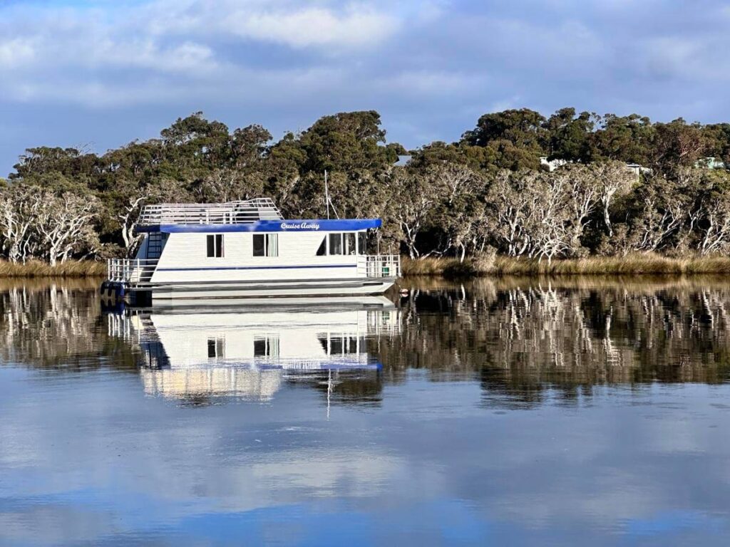 houseboat walpole accommodation